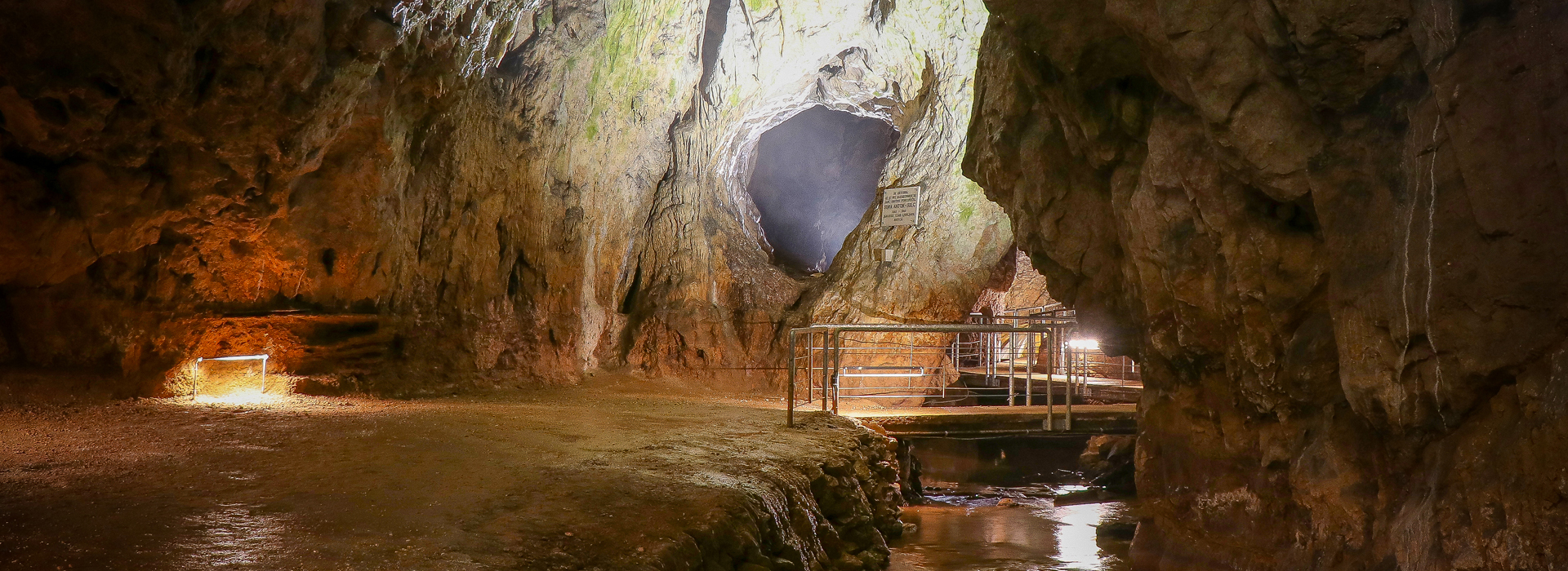 Jama Pekel in njen podzemni svet, kjer se voda med kapniki pretaka v slapovih 